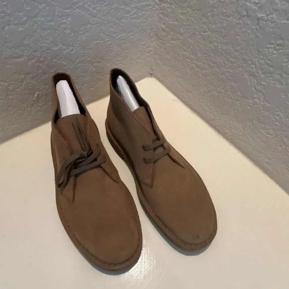 Clarks Mens Size 8.5 Shepton Chukka Boots Sand Suede Leather Comfort Capsule NWT